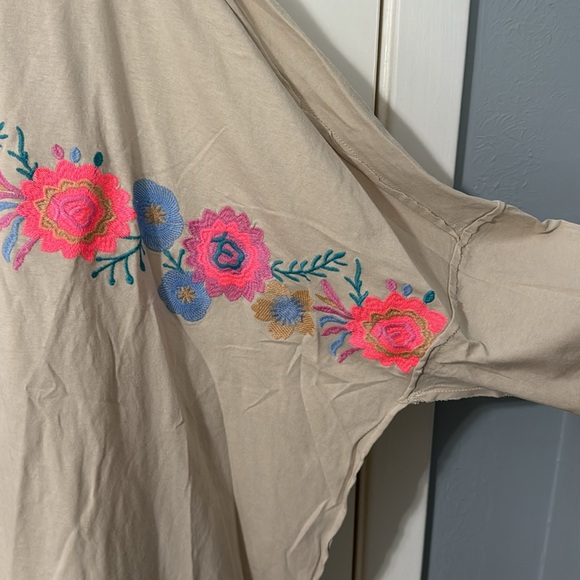 NWT Easel embroidered flower top - Picture 4 of 12